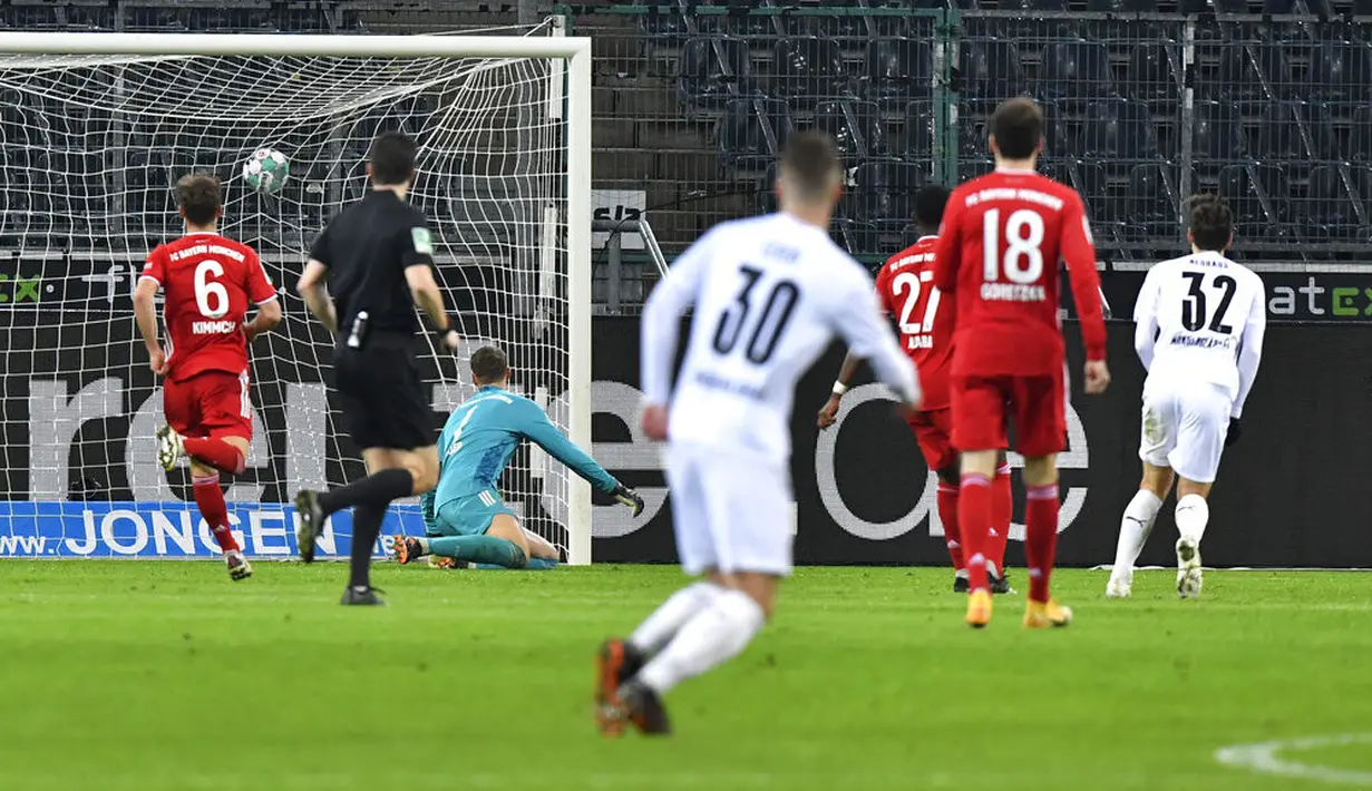 Pemain Borussia Moenchengladbach Florian Neuhaus (kanan) mencetak gol ke gawang Bayern Munchen pada pertandingan Bundesliga di Borussia Park, Moenchengladbach, Jerman, Jumat (8/1/2021). Bayern Munchen kalah 2-3. (AP Photo/Martin Meissner, Pool)
