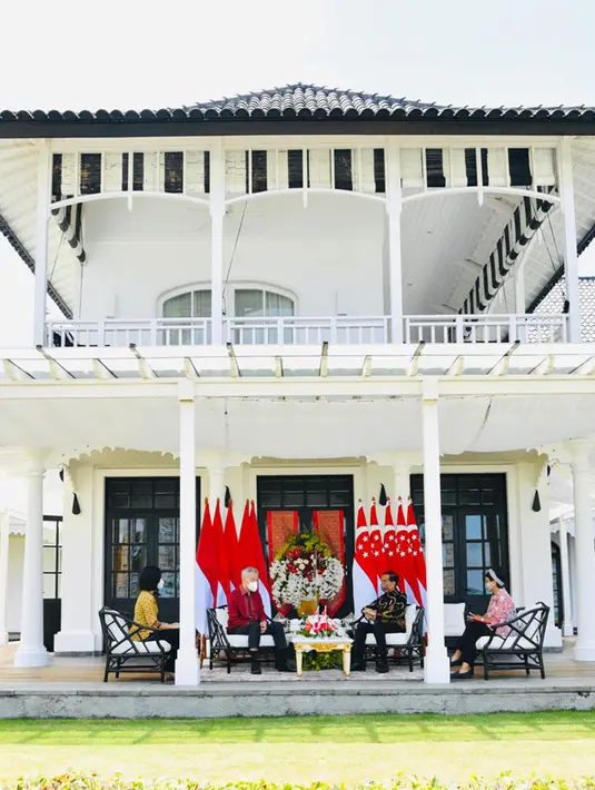 Presiden Joko Widodo (kedua kanan) berbincang dengan PM Singapura Lee Hsien Loong di The Sanchaya Resort Bintan, Kabupaten Bintan, Provinsi Kepulauan Riau, Selasa (25/1/2022). Kehadiran PM Lee di Bintan ini untuk menghadiri Leaders’ Retreat Indonesia-Singapura. (Laily Rachev/Biro Pers Setpres)