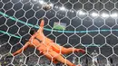 <p>Penyerang Argentina, Lionel Messi mencetak gol pembuka dari titik penalti melewati kiper Kroasia Dominik Livakovic selama pertandingan semifinal Piala Dunia 2022 di Stadion Lusail di Lusail, Qatar, Rabu (14/12/2022). Eks pemain Barcelona itu kini melewati rekor yang dipegang penyerang Gabriel Omar Batistuta dengan koleksi 10 gol di Piala Dunia. (AP Photo/Frank Augstein)</p>