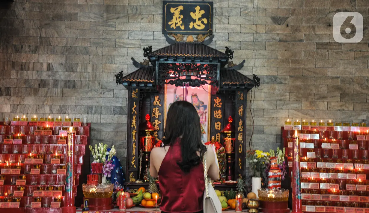 Warga keturunan Tionghoa saat melakukan sembahyang Tahun Baru Imlek 2573 Kongzili di Vihara Amurva Bhumi, Jakarta, Selasa (1/2/2022). Pengurus Vihara Amurva Bhumi menerapkan protokol kesehatan dalam kegiatan sembahyang Imlek guna mencegah penularan Covid-19. (merdeka.com/Iqbal S Nugroho)
