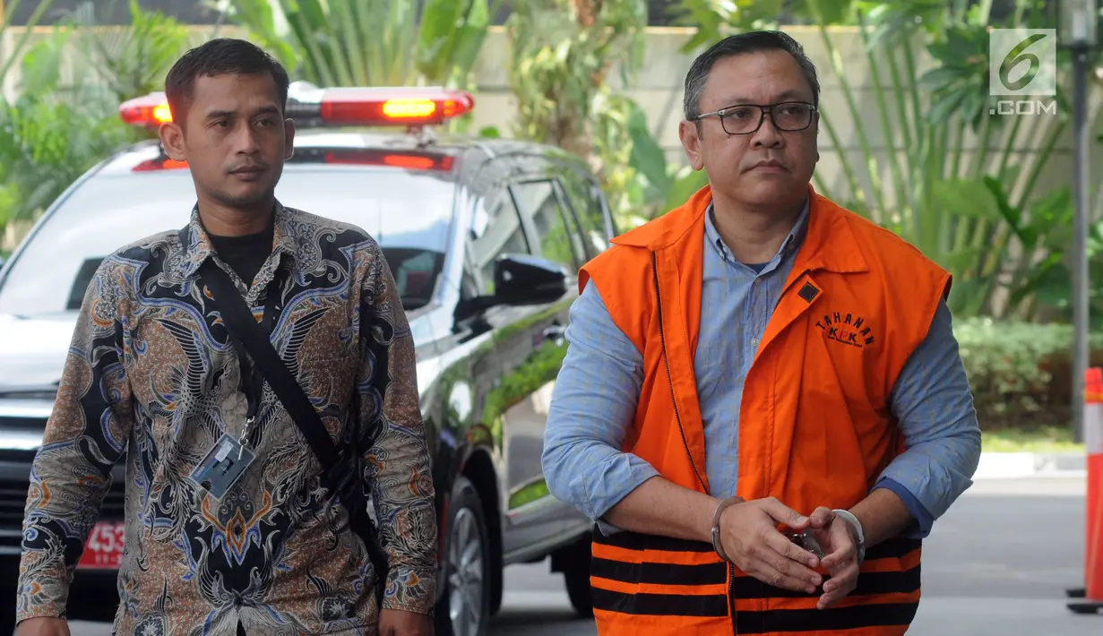Bupati Pakpak Bharat Remigo Yolanda Berutu dikawal petugas tiba di gedung KPK, Jakarta, Rabu (27/2). Remigo diperiksa sebagai tersangka untuk melengkapi berkas terkait dugaan menerima suap proyek di Dinas PUPR Pakpak Bharat. (Merdeka.com/Dwi Narwoko)