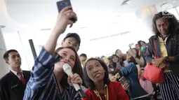 Penyanyi Afgan dan Rossa berselfie dengan seorang anak di RSCM, Jakarta, Senin (28/5). Acara tersebut merayakan ulang tahunnya Afgan yang ke-29 dan sekaligus menghibur pasien anak-anak. (Liputan6.com/Faizal Fanani)