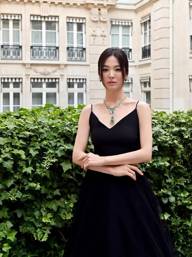 Detail Kalung dan Anting Mahal Song Hye Kyo yang Pancarkan Pesona Princess di Paris
