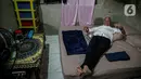 Calon presiden nomor urut 3 Ganjar Pranowo bersiap untuk beristirahat saat menginap di rumah warga di Tegal, Jawa Tengah, Rabu (10/1/2024). (Liputan6.com/Faizal Fanani)
