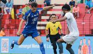 Penyerang PSIM Yogyakarta, Deri Corfe, menghadapi tekanan dari bek PSM Makassar, Aloisio Neto, dalam duel BRI Super League 2025/2026 di Stadion Sultan Agung, Bantul, Jumat (10/4/2026). (Doc PSIM)