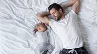 Cara Aman Tidur dengan Bayi yang Baru Lahir