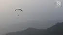 Atlet Paralayang Indonesia saat latihan terbang nomor Sport Landing di kawasan Puncak, Cianjur, Jawa Barat, Kamis (26/7). Latihan ini mematangkan persiapan jelang laga Asian Games 2018. (Liputan6.com/Helmi Fithriansyah)