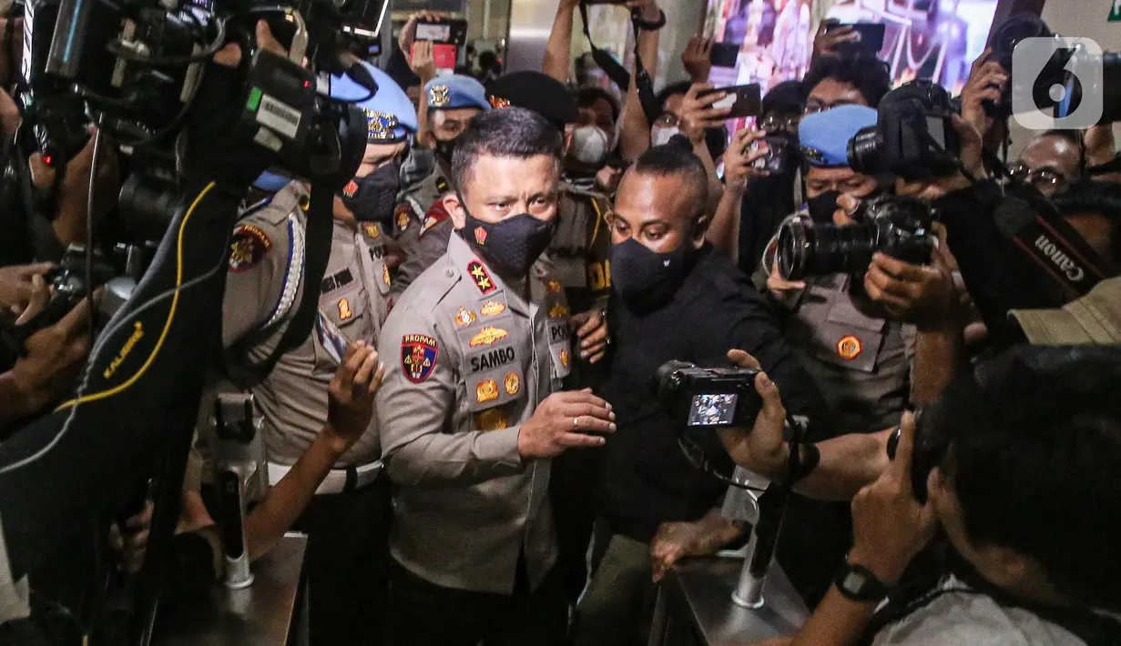 Kadiv Propam Polri nonaktif Irjen Ferdy Sambo menghadiri pemeriksaan Bareskrim Polri atas laporan dari keluarga Brigadir J. Ferdy Sambo di Gedung Bareskrim Mabes Polri, Jakarta, Kamis (4/8/2022). Dalam kesempatan tersebut, Ferdy juga menyampaikan permintaan maaf kepada institusi Polri karena kegaduhan kasus penembakan anak buah di rumah dinasnya. (Liputan6.com/Faizal Fanani)