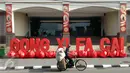 Pesepeda melintasi kawasan Ambarukmo Plaza,Yogyakarta yang di hiasi dengan Tulisan Gong Xi Fa Cai, Minggu (7/2).Aksesoris di pasang untuk menyambut tahun baru imlek sekaligus untuk menarik minat pembeli untuk berbelanja di mall tersebut.(Boy Harjanto)