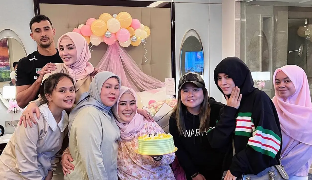 Ini adalah potret Lesti Kejora pakai hoodie yang jadi sorotan di acara ulang tahun ibunda Margin Wieheerm. Menutupi bagian leher ketika sedang berfoto, artis kelahiran Cianjur itu disebut lepas hijab. Meski ada yang menudingnya tidak-tidak, tak sedikit pula netizen yang membela Lesti dan menyebut penampilan Lesti tidak ada yang salah karena masih tertutup. Dalam momen tersebut, tak hanya Lesti yang terlihat hadir, ibundanya, Mama Kejora juga turut hadiri ultah ibunda Margin. (Liputan6.com/IG/@marginw)