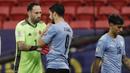 Pada laga yang digelar di Estadio Nacional de Brasilia tersebut Luis Suarez dan kawan-kawan menyerah dalam adu penalti dengan skor 4-2. (Foto:AP/Bruna Prado)