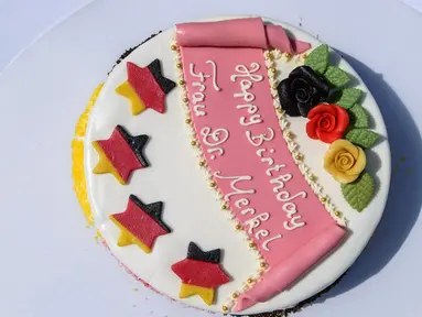 Sebuah kue ulang tahun disiapkan sehari jelang ulang tahun, Dr. Angela Dorothea Merkel (Kanselir Jerman), (16/7/2014). (AFP PHOTO/Clemens Bilan)