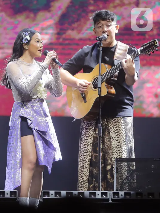 Beberapa lagu andalan Yura seperti Tutur Batin, Harus Bahagia, Bandung, dan Dunia Tipu-Tipu mampu menghipnotis penonton untuk sing a long bersama membawakan tiap lirik lagu yang dinyanyikan penyanyi cantik kelahiran Bandung, Jawa Barat ini. (Fimela.com/Bambang E Ros)