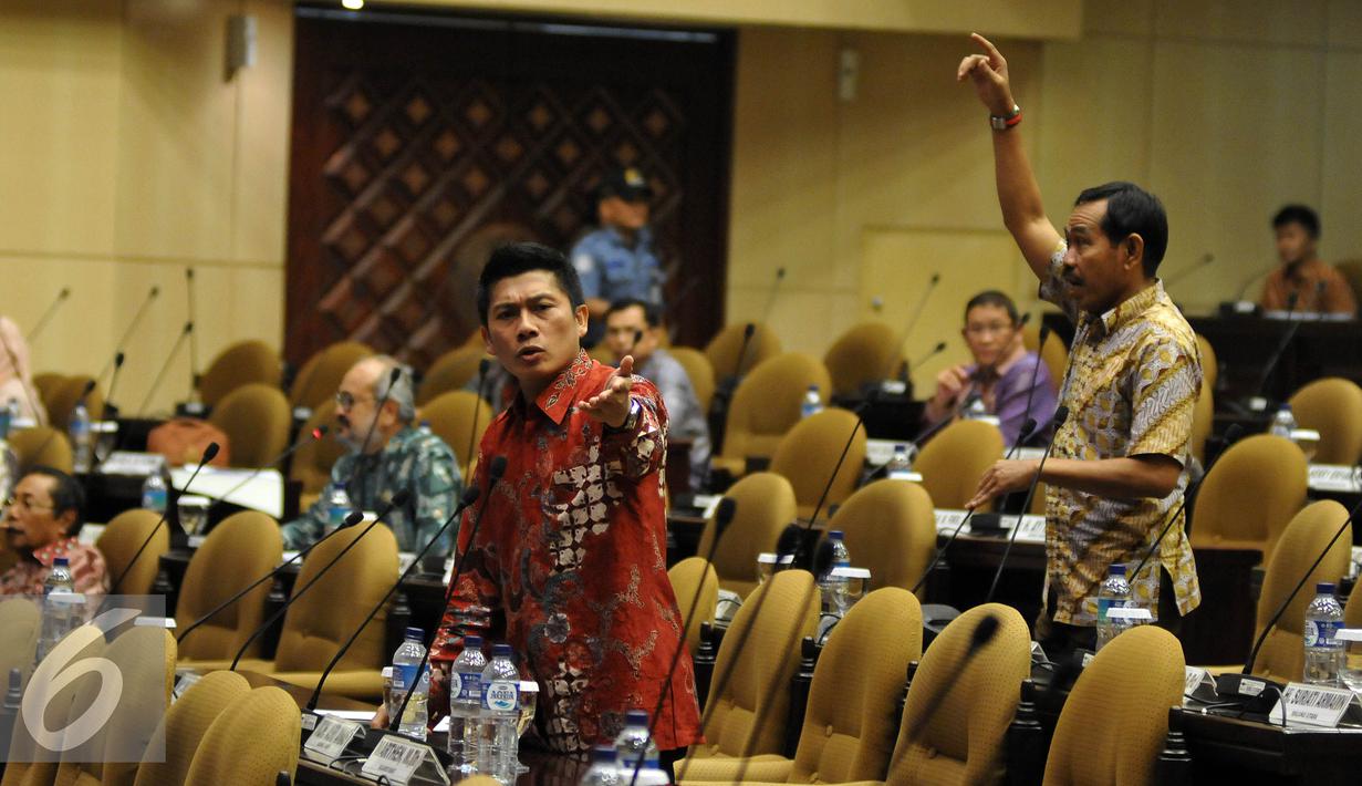 Sejumlah Anggota DPD melakukan interupsi dan memaksa para pimpinan DPD untuk menandatangani Tata Tertib DPD RI sesuai dengan keputusan Sidang Paripurna tanggal 15 Januari 2016 saat Rapat Paripurna DPD, Jakarta (29/4). (Liputan6.com/Johan Tallo)  