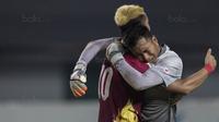 Kiper Bhayangkara FC, Awan Setho, merayakan kemenangan atas Bali United pada laga Liga 1 Indonesia di Stadion Patriot, Bekasi, Jumat (29/9/2017). Bhayangkara menang 3-2 atas Bali. (Bola.com/Vitalis Yogi Trisna)
