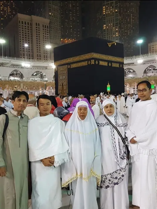 Iti Sarniti, ibunda TKI asal Majalengka bernama Tuti Tursilawati, didampingi pihak Kementerian Luar Negeri (Kemenlu) dan keluarga Eti Thoyib yang juga terancam hukuman mati mengunjungi Arab Saudi pada Mei 2018 silam. (Dok. PWNI Kemlu RI)