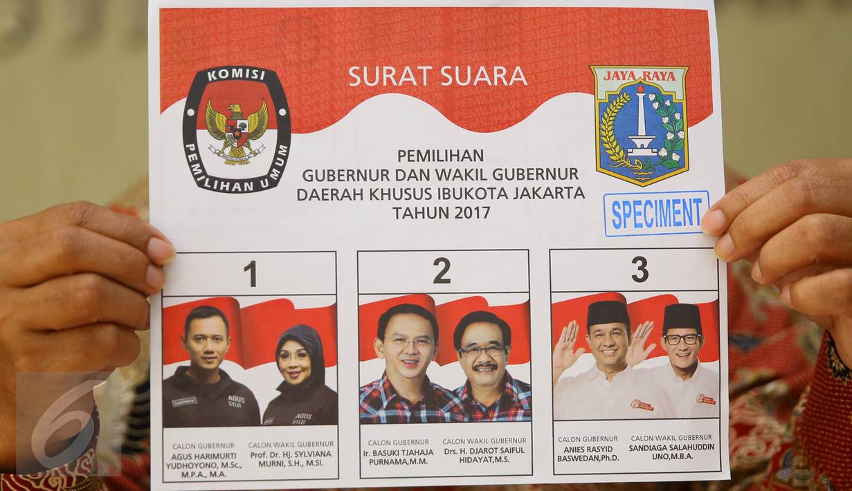 KPUD DKI Jakarta menunjukkan surat suara pemilihan gubernur dan wakil gubernur DKI Jakarta, Rabu (11/1).  KPUD DKI memastikan ketiga pasangan Cagub dan Cawagub DKI akan mengikuti kampanye debat terbuka yang pertama. (Liputan6.com/Immanuel Antonius)