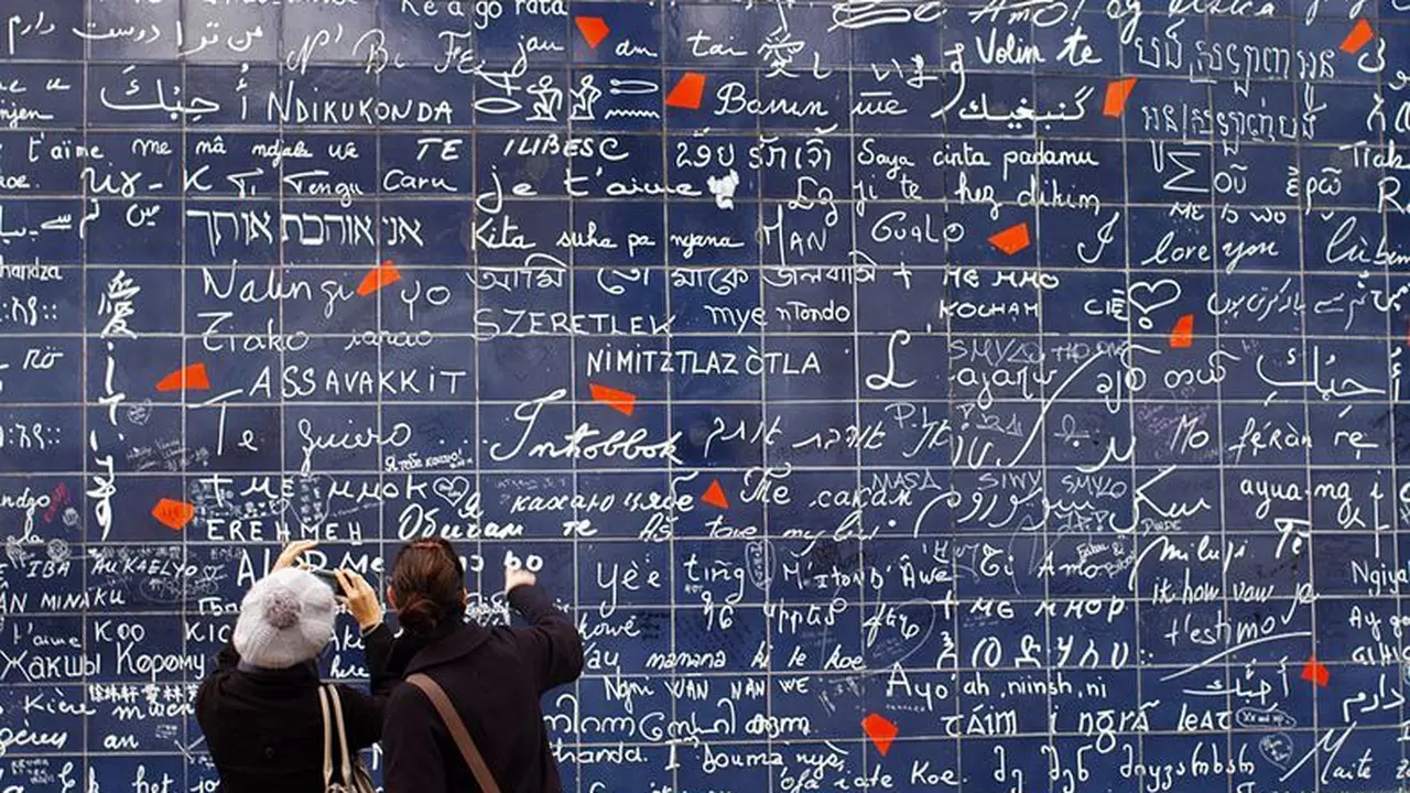 The I Love You Wall Paris, Romansa Cinta dalam Balutan Kata-kata