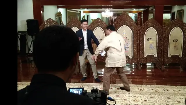 Capres nomor urut 02 Prabowo Subianto Berjoget di kediamannya, Kertanegara, Jakarta Selatan. (Foto: Liputan6.com/Raden Trimutia Hatta)