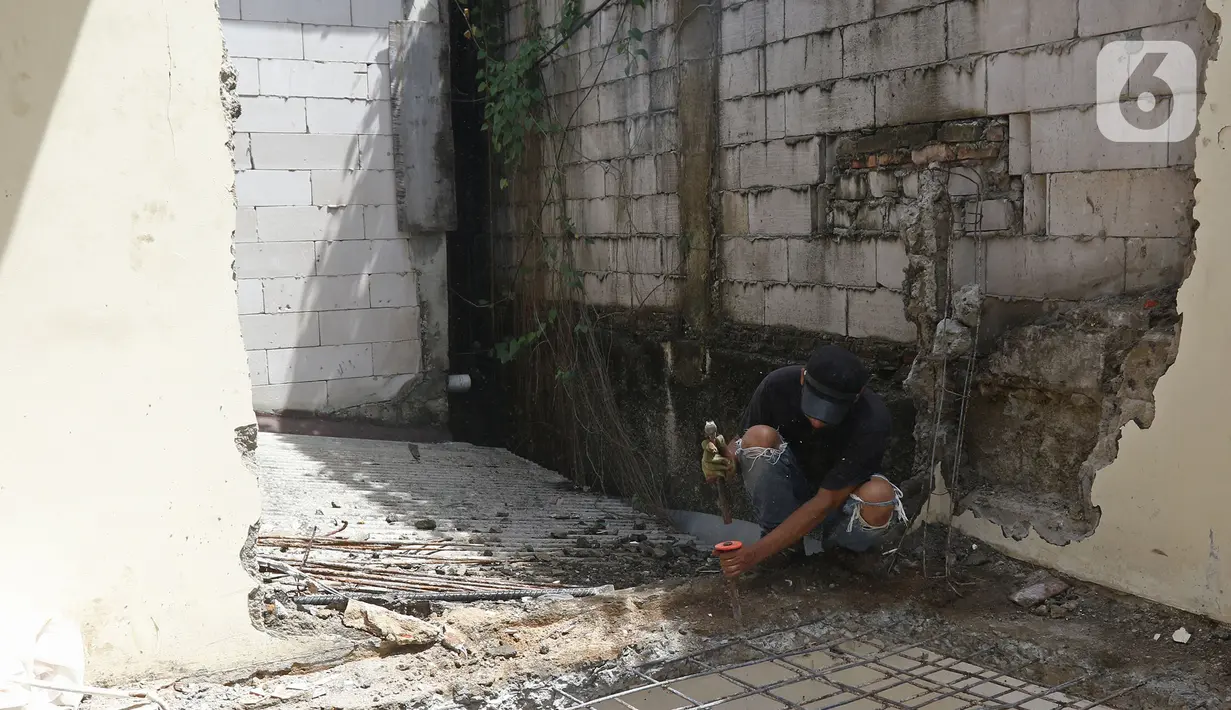 Pekerja membongkar bangunan yang berdiri di atas saluran air di Kemang Utara, Jakarta Selatan, Sabtu (27/11/2021). Sejumlah bangunan yang berdiri di atas saluran air dan diduga menjadi penyebab banjir di Jalan Kemang Utara, akhirnya dibongkar sejak Kamis (25/11) lalu. (Liputan6.com/Herman Zakharia)