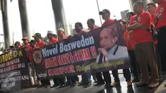 Sejumlah aliansi masyarakat sipil beraksi membentangkan spanduk dukungan terhadap kasus penyerangan penyidik senior KPK, Novel Baswedan di Gedung Dwi Warna KPK, Jakarta, Senin (17/4). (Liputan6.com/Helmi Afandi) 