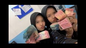 Cerita di Balik Foto Viral Pegawai SPPG Pamer Tumpukan Uang Bikin Heboh