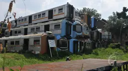 Sejumlah gerbong KRL yang sudah usang dan terlihat berkarat ditumpuk di sebuah lahan di kawasan Stasiun Purwakarta, Jawa Barat, Minggu (17/5/2015). (Liputan6.com/Herman Zakharia)