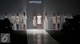 Model membawakan busana rancangan matahari department store di Jakarta Fashion Week (JFW) 2016, Senayan City, Jakarta (27/10). Matahari menawarkan tren terkini untuk kategori pakaian dan mode, produk-produk kecantikan. (Liputan6.com/Herman Zakharia)