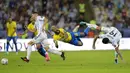 Penyerang Brasil, Neymar terjatuh sambil berteriak saat bertanding melawan Argentina pada final Copa America 2021 di stadion Maracana di Rio de Janeiro, Brasil, Minggu (11/7/2021). Argentina menang 1-0.  (AP Photo/Andre Penner)