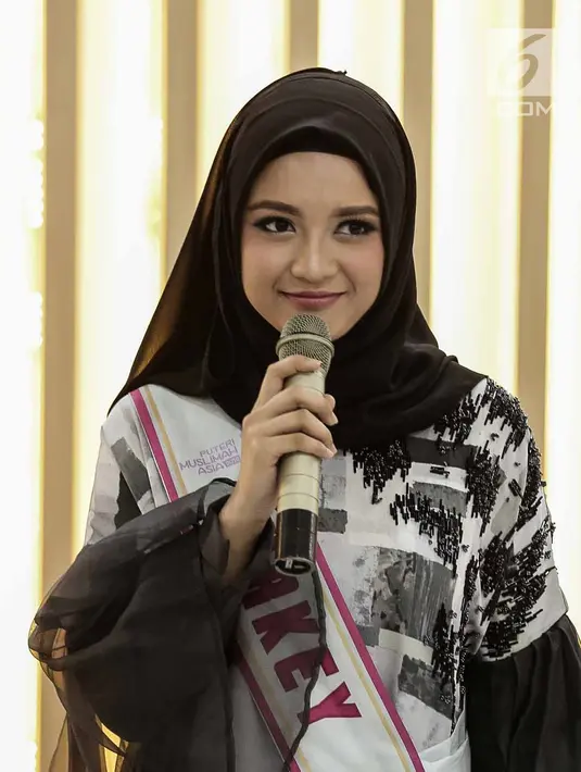 Peserta Puteri Muslimah Asia 2018 saat audensi dengan Komisi Penyiaran Indonesia (KPI) di Jakarta, Jumat (4/5). Kunjungan agar para peserta mengenal lebih dekat tugas dan tanggung jawab KPI. (Liputan6.com/Faizal Fanani)