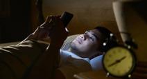 Ilustrasi main ponsel sebelum tidur (iStock)