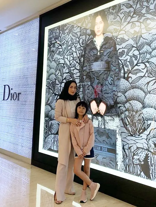 Momen-momen kebersamaan ini pun kerap diunggah Imel PC dalam media sosialnya. Bahkan ia pun juga kerap tampil kompak dengan ibu kandungnya. Apalagi saat momen hari raya Idul Fitri.  (Liputan6.com/IG/@imelpc).