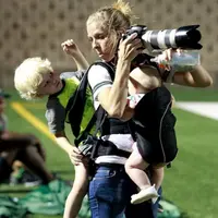 Seorang fotografer perempuan dua anak memboyong dua anaknya saat sedang bertugas. Fotonya jadi viral di media sosial. (Via: facebook.com/dallasmorningnews)