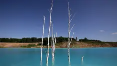 Pemandangan tempat pembuangan abu dari pabrik batubara lokal yang sering disebut 'Maladewa di Siberia' di Danau Novosibirsk, Rusia, Kamis (11/7/2019). Danau buatan yang memiliki hijau muda cerah atau turqoise tersebut kini tengah menjadi viral di media sosial Instagram. (Rostislav NETISOV/AFP)