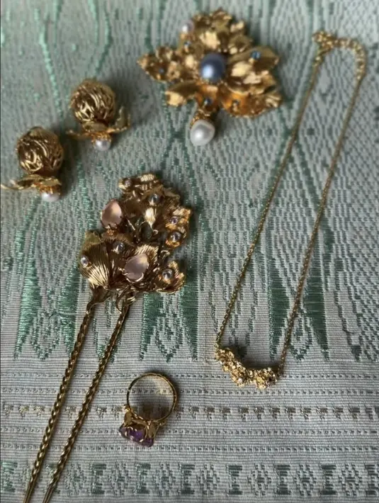 Sang stylist juga membagikan deretan aksesori pelengkap tampilan Imelda dimulai dari kalung, anting, cincin, tusuk konde, hingga brosch dari Tulola design. [Foto: Instagram/ imeldaimew]