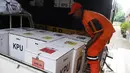 Pasukan oranye menata logistik pemilu 2019 di Gelanggang Olahraga Remaja, Jakarta Pusat, Selasa (16/4). Logistik tersebut akan distribusikan kesejumlah kelurahan dan Tempat Pemungutan Suara (TPS) yang tersebar di Kecamatan Senen, jelang Pemungutan Suara 19 April 2019. (Liputan6.com/Herman Zakharia)