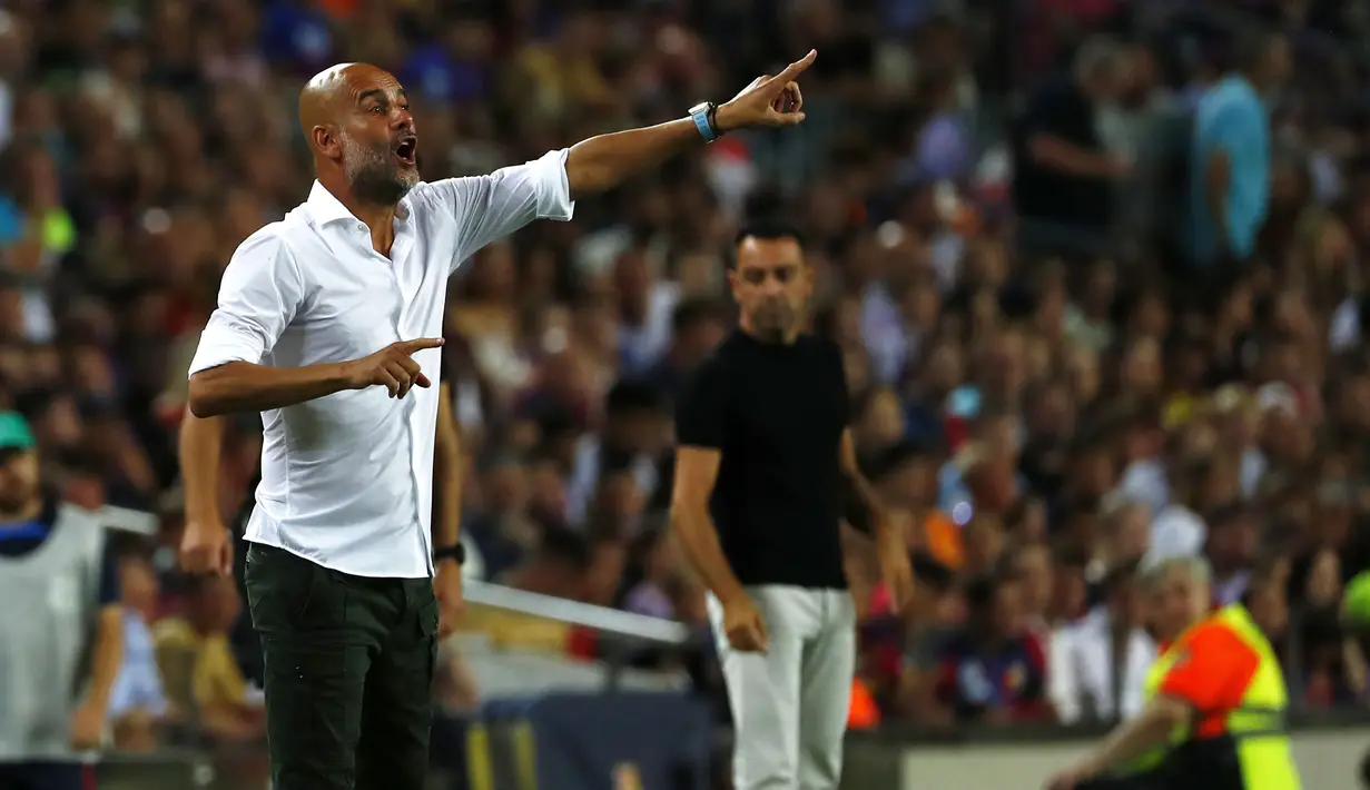 Di babak kedua, giliran pasukan Pep Guardiola yang kebobolan. Frenkie de Jong berhasil mencetak gol di menit ke-66. Tak bertahan lama, Cole Palmer berhasil menyamakan kedudukan 2-2 untuk Manchester City empat menit berselang. (AP/Joan Monfort)