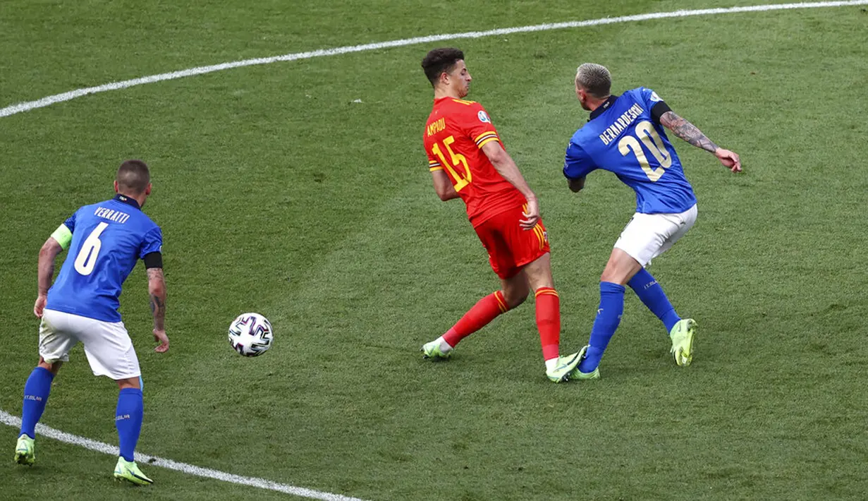 Pemain Italia Federico Bernardeschi (kanan) dilanggar oleh pemain Wales Ethan Ampadu pada pertandingan Grup A Euro 2020 di Stadion Olimpiade Roma, Italia, Minggu (20/6/2021). Italia menang 1-0. (Ryan Pierse/Pool via AP)