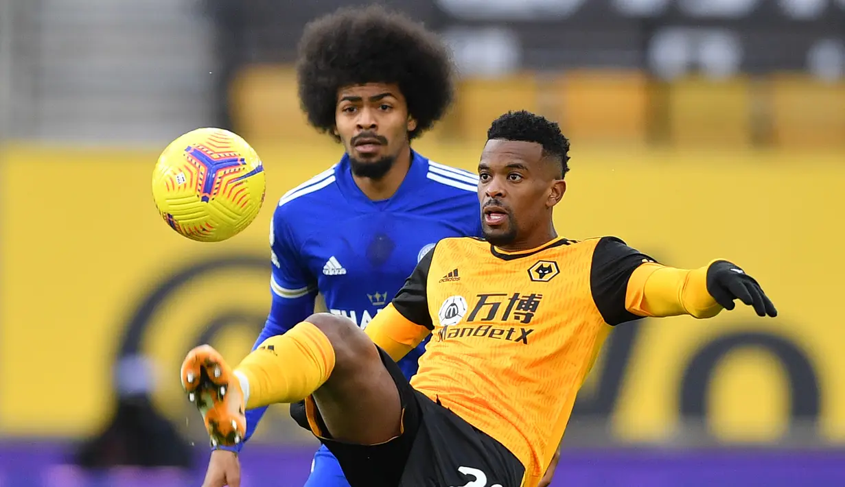 Bek Wolverhampton Wanderers, Nelson Semedo (kanan) menguasai bola dibayangi gelandang Leicester City, Hamza Choudhury dalam laga lanjutan Liga Inggris 2020/21 pekan ke-23 di Molineux Stadium, Minggu (7/2/2021). Wolverhampton bermain imbang 0-0 dengan Leicester. (AFP/Justin Tallis/Pool)