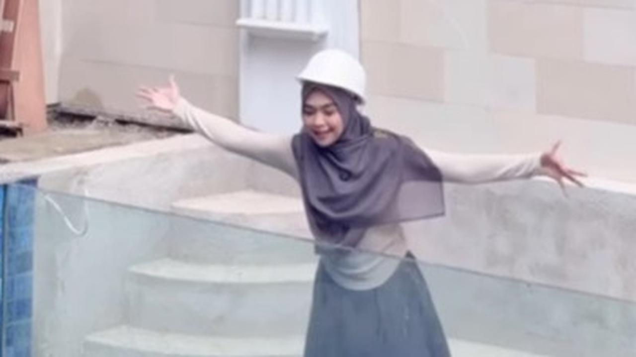 Potret Rumah Mewah Ria Ricis yang Nyaris Rampung, Bak Istana & Miliki Kolam Renang Dalam Banget