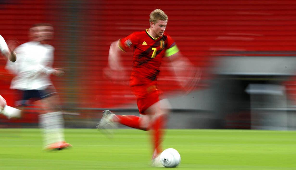 Kapten Belgia, Kevin De Bruyne, menggiring bola saat melawan Inggris pada laga UEFA Nations League di Stadion Wembley, Minggu (11/10/2020). Inggris menang dengan skor 2-1. (AP/Ian Walton, Pool)