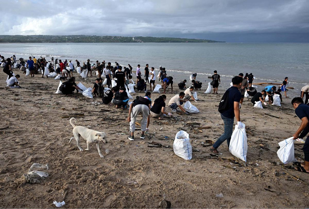 Aksi Bersama Membersihkan Sampah di Pantai Kedonganan Bali
