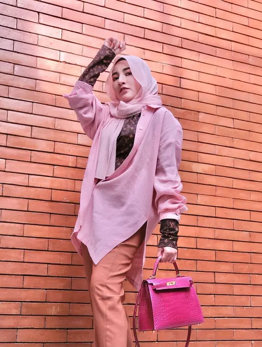 Disebut-sebut sebagai Crazy Rich Malang, pasangan suami ini semakin populer, apalagi kini sang Shandy Purnamasari tampil berbeda. (Foto: Instagram/ Shandypurnamasari)