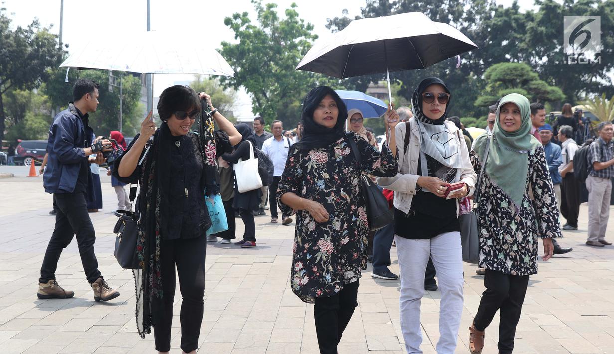 Warga mendatangi TMP Kalibata untuk melihat prosesi pemakaman Presiden RI ke-3 BJ Habibie, Jakarta, Kamis (12/9/2019). BJ Habibie wafat pada Rabu (11/9) di usia 83 tahun. (Liputan6.com/Helmi Fithriansyah)