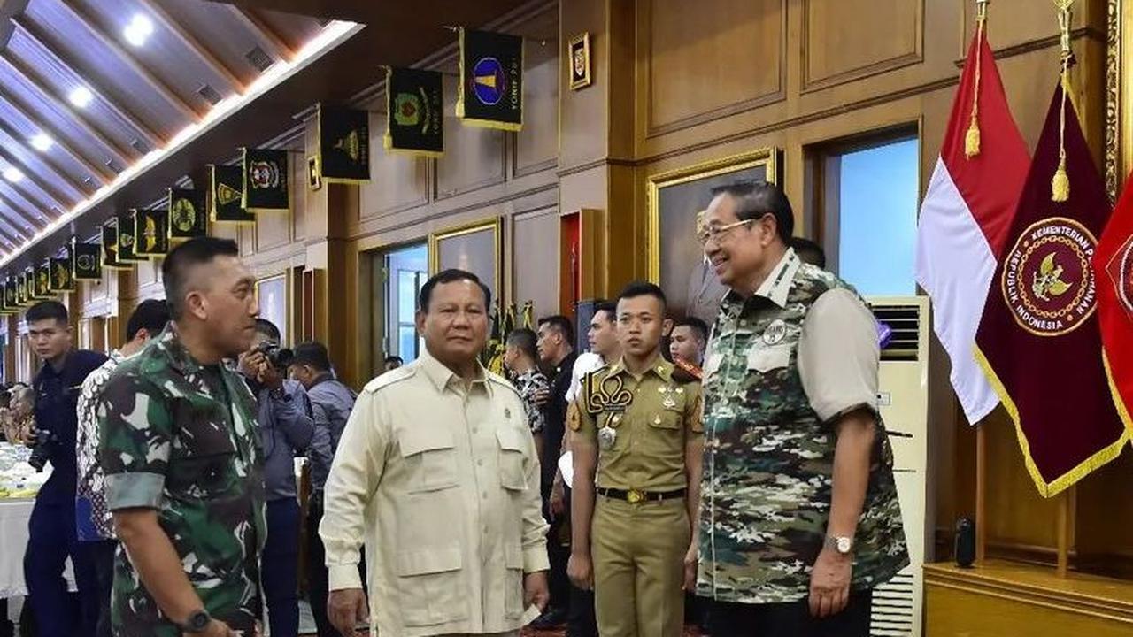 Bukan hanya SBY saja, terlihat Menteri Pertahanan Indonesia Prabowo Subianto juga hadir dalam acara Reuni Emas 50 Tahun Cadaka Dharma di Magelang. <br>