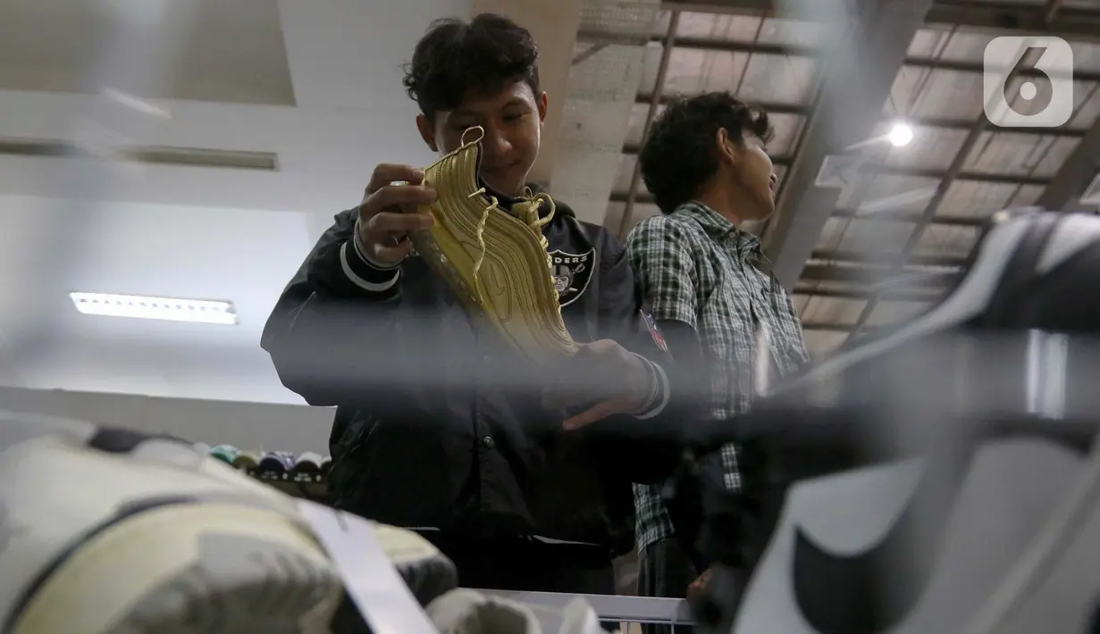 Selain sepatu, Jakarta Sneaker Day 2025 juga menawarkan produk pakaian hingga parfum dengan beragam potongan harga hingga 85 persen. (Liputan6.com/Herman Zakharia)