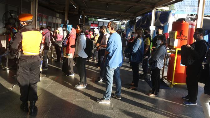 Calon penumpang KRL Commuter Line mengenakan masker antre memasuki Stasiun Bekasi, Selasa (5/5/2020). Pihak Stasiun Bekasi menerapkan jaga jarak antar penumpang, membatasi jumlah penumpang hingga 50% dan membatasi jam operasional dari pukul 06.00 hingga 18.00. (Liputan6.com/Herman Zakharia)