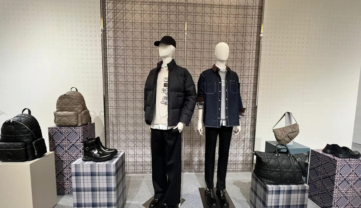 Tak ketinggalan, koleksi untuk pria juga tersedia. Untuk material tas hadir lebih ringan namun tetap mencuri perhatian karena siluetnya yang puffy. Gaya casual lux masing menjadi andalan untuk bergaya bagi para pria di koleksi kali ini.  [ Foto: dok Fimela.com]