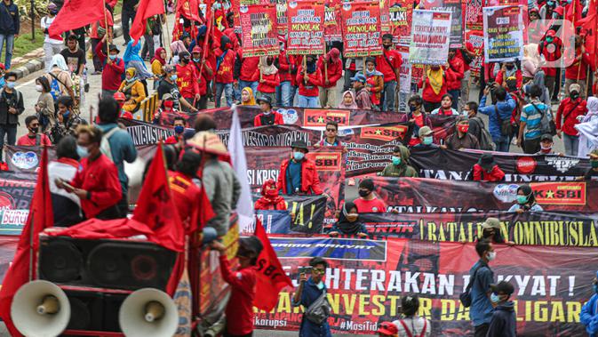Massa dari berbagai elemen buruh berunjuk rasa di kawasan Patung Kuda, Jakarta, Kamis (22/10/2020). Dalam aksi yang digelar bertepatan dengan setahun pemerintahan Presiden Joko Widodo-Wapres Ma'ruf Amin itu massa meminta dikeluarkannya Perppu pencabutan UU Cipta Kerja. (Liputan6.com/Faizal Fanani)