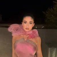 Menyambut perayaan Natal bersama brand kecantikannya, Kylie Cosmetics, sang beauty mogul tampil ekstra glam dalam balutan gaun feathered backless bernuansa pink yang membuatnya bak Christmas fairy modern. [@kyliejenner].